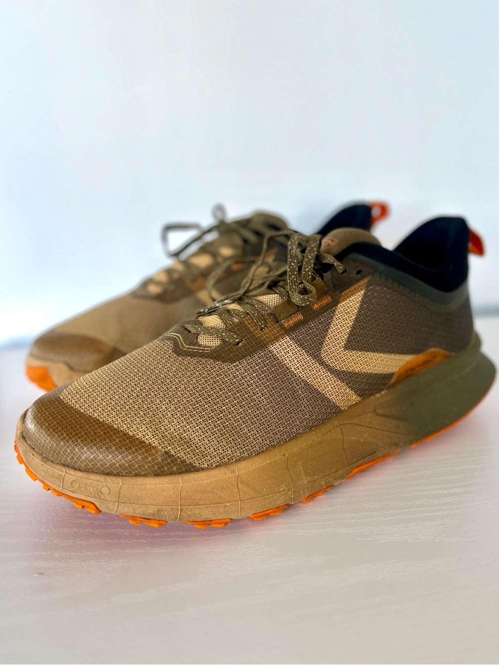 Men’s Keen 450 dirt trail sneaker in Orange curry / light pepper color.